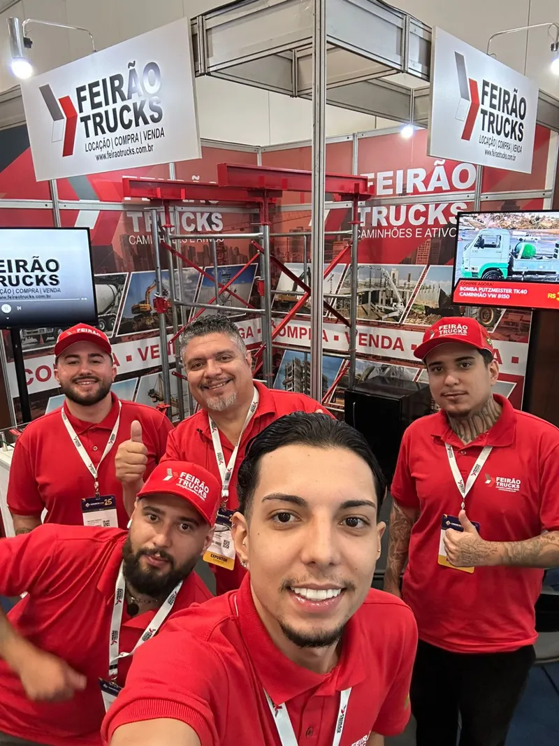 Equipe Feirão Trucks no estande da Concretshow 2025